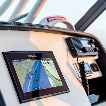Simrad Go7 XSR kortplotter monteret på båd, visende skærmen i brug