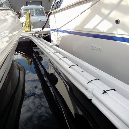 Polyform MF44 marinafender monteret på en båd, klar til brug på marinaen.