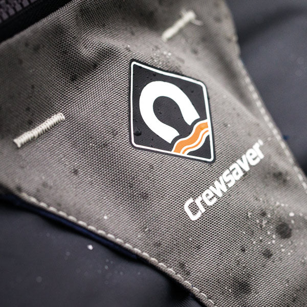 Crewsaver Crewfit 165N Sport bæret på en person, klar til brug på vandet.