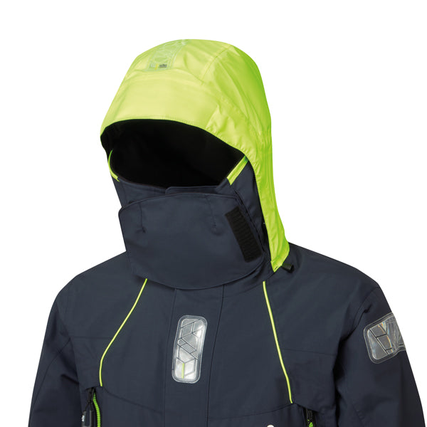 Gill OS26 jakke i navy iført af sejler på båd med vestkysten i baggrunden