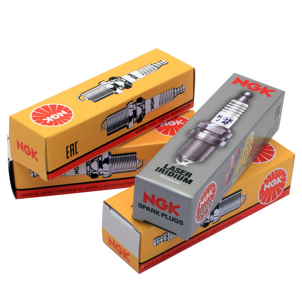 NGK tændrør UR6 vist med rustfri stålbeslag, klart designet til bådmotorer.