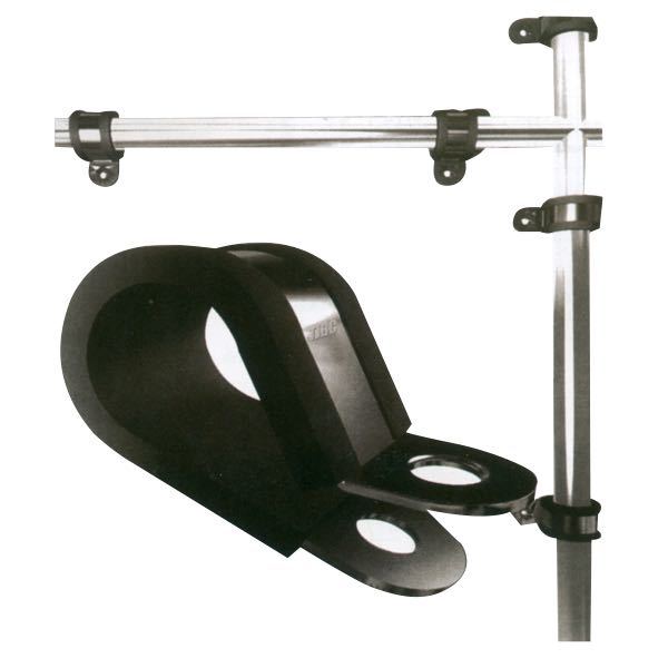 SeaTec slangeholder RF 16mm monteret på båd, set fra siden.