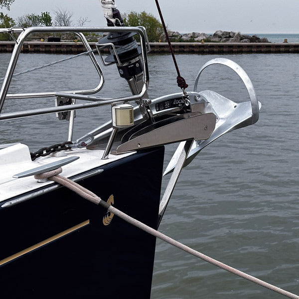 Rocna anker MK2 15Kg placeret på båd i havnen