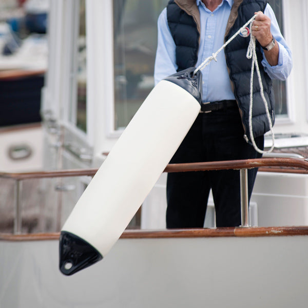 Polyform F5 fender, set skråt forfra, tydelig størrelse