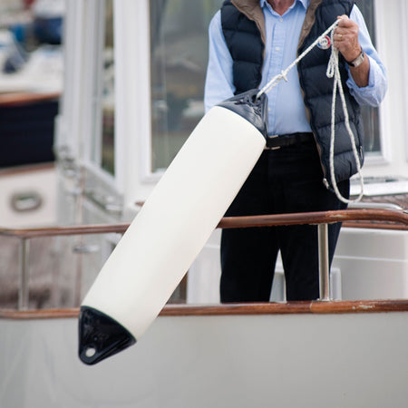 Polyform F01S fender set fra siden med bølger i baggrunden