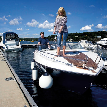 Polyform A2 fender i brug, monteret på bådside med klar havbaggrund